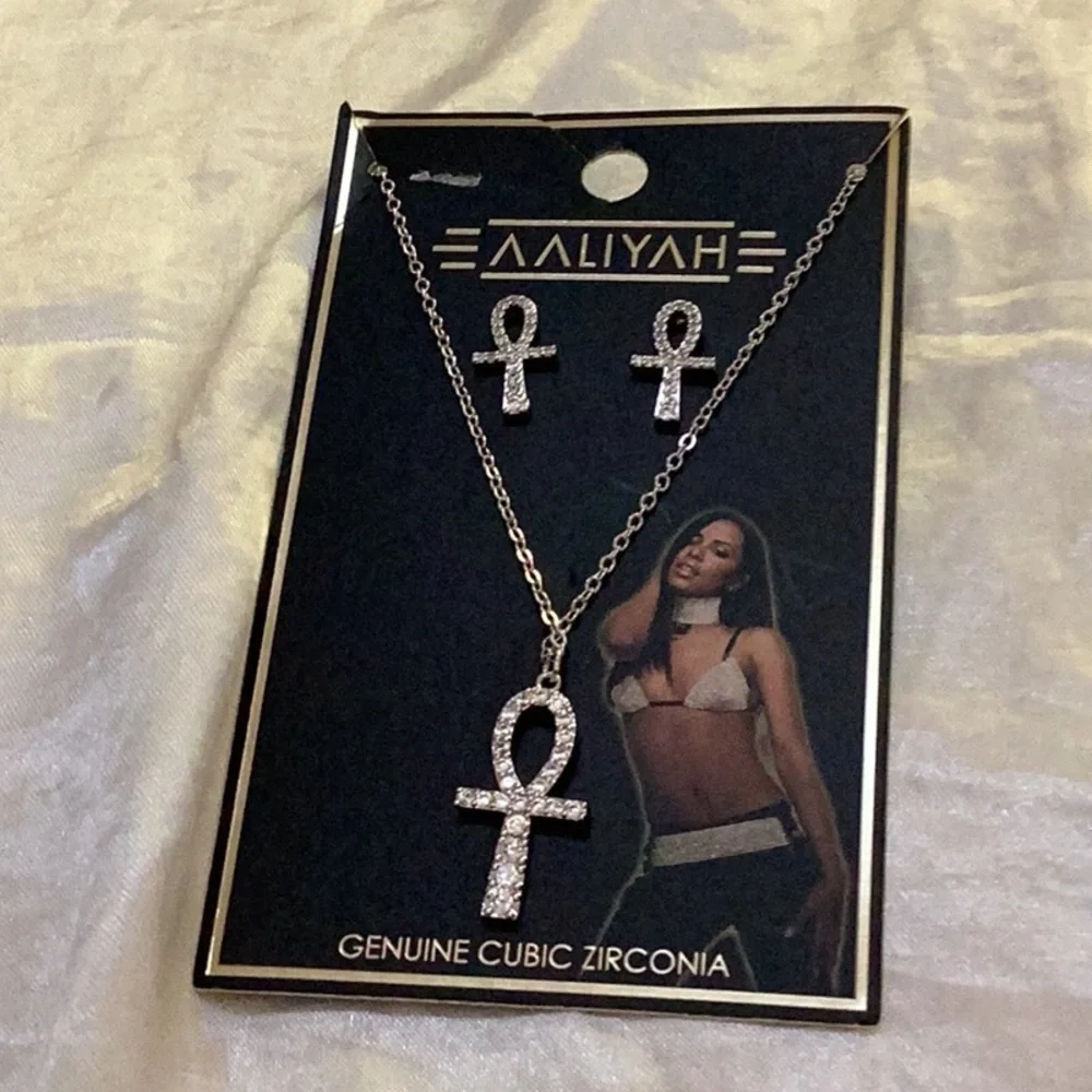 🦋NWT Gorgeous Cubic Zirconia Necklace/ Earring Set Makes Perfect Gift 🦋 - Picture 8 of 9